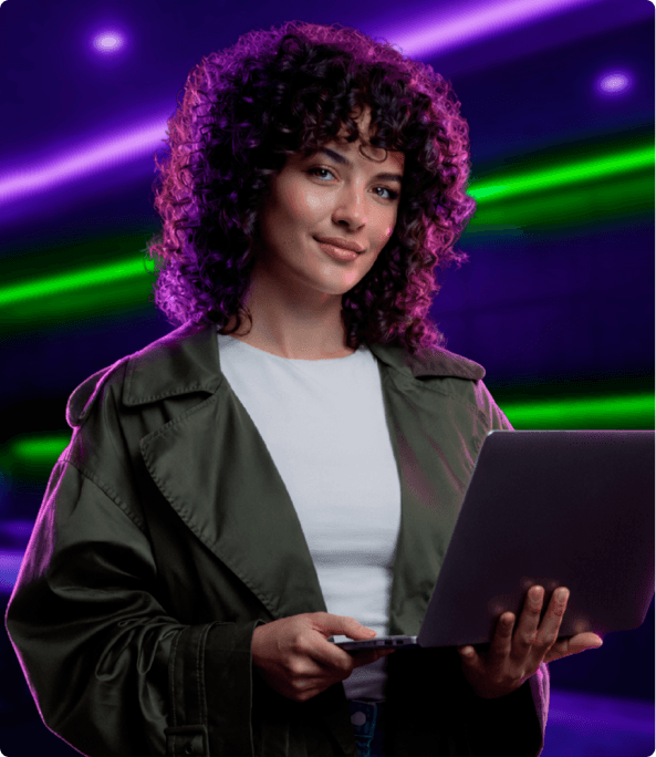 Imagem de uma mulher com notebook na mão
